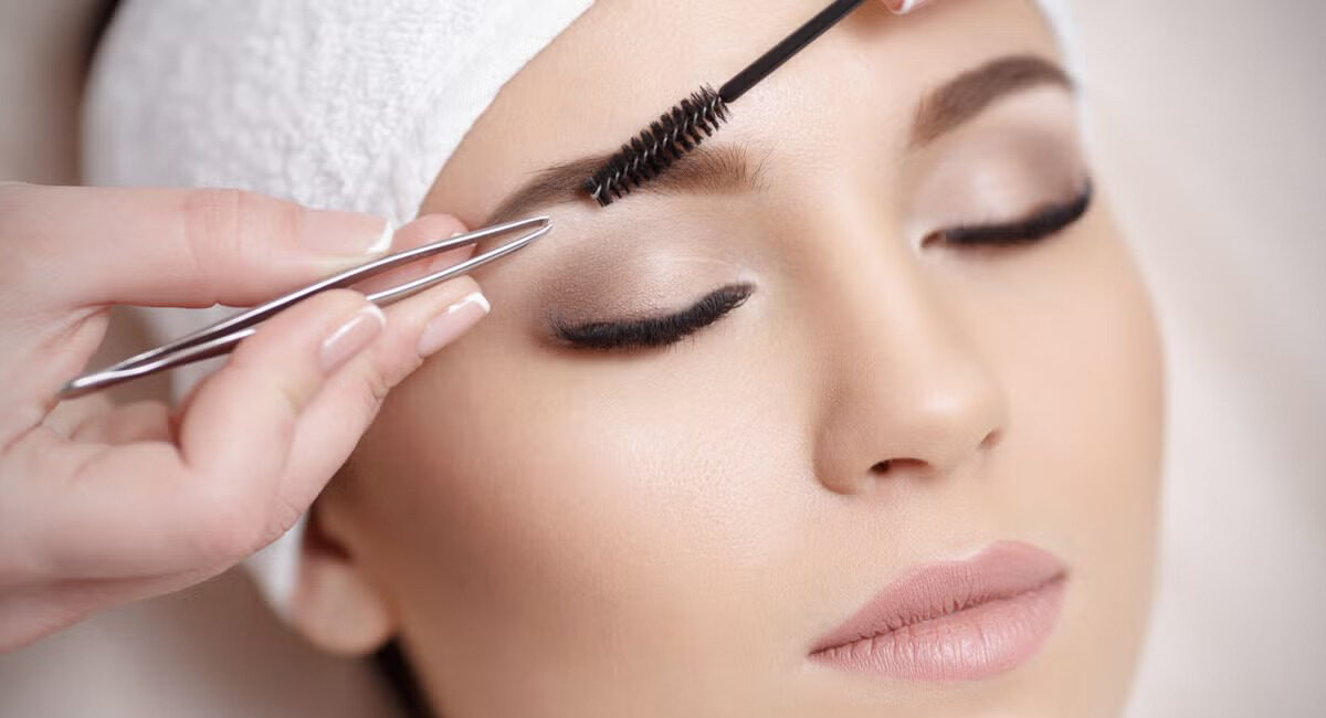 روش‌های اصلاح ابرو در خانه + نکات فرم‌دهی ابرو